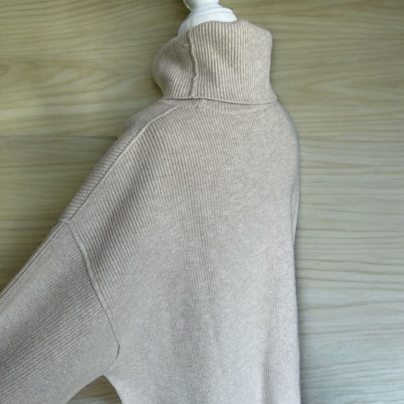 FREE PEOPLE OVERSIZED SWEATER. TAUPE. SIZE SMALL.COZY.FALL.WINTER. - Picture 3 of 9